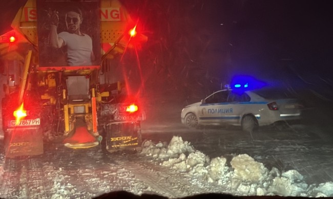 Силният валеж в Западна България затруднява движението по основни пътища