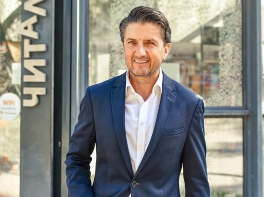 Борис Бонев очевидно не се асоциира с консенсусна личност която