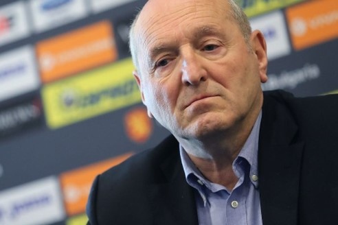 Изпълнителният директор на футболния съюз Борислав Попов обяви че временно
