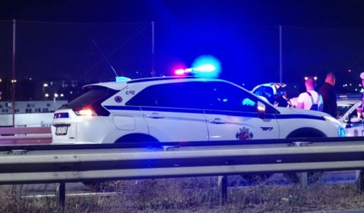 Излизайки от касов център двама служители на охранителна фирма са