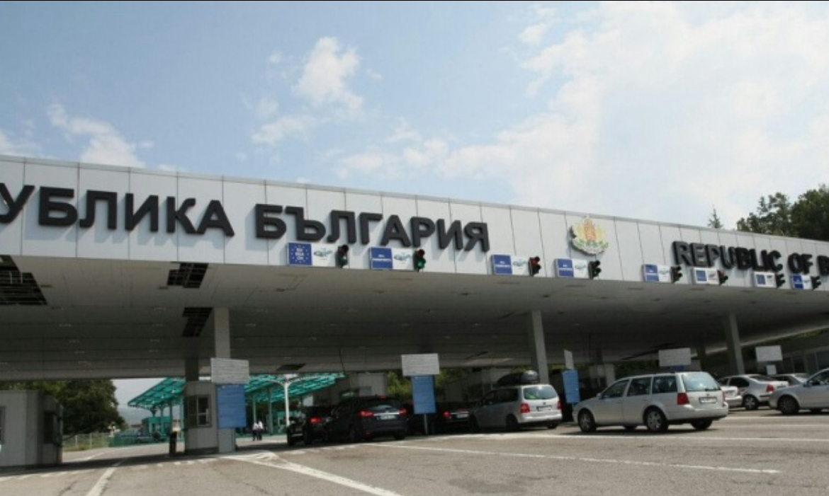 Опашки от хора автомобили и автобуси се е образува от