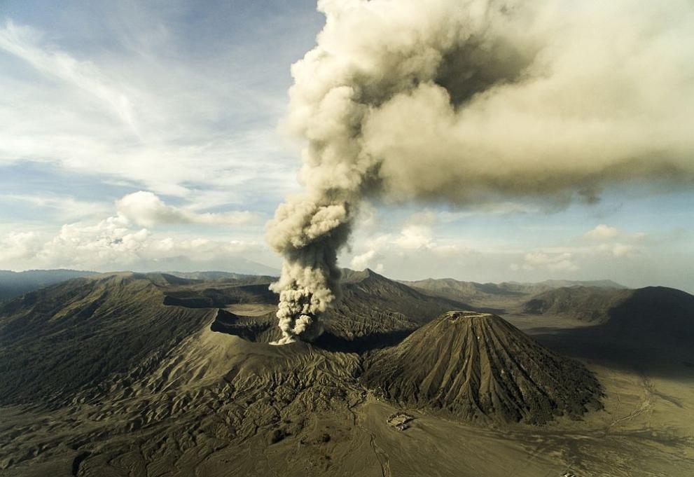Единадесет катерачи бяха открити мъртви след изригването на вулкана Мерапи