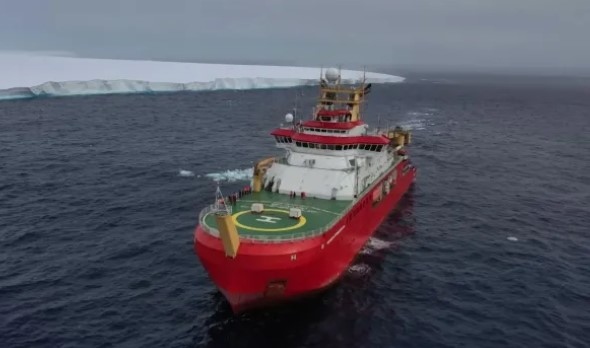 Британски изследователски кораб Сър Дейвид Атънбъро   в света – А23а докато