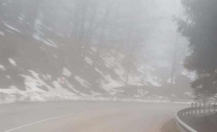 Видимостта на прохода Петрохан е значително намалена заради гъста мъгла