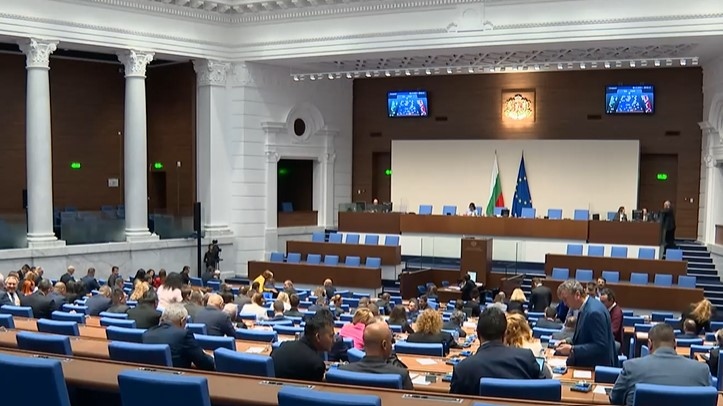За по малко от 5 часа мнозинството в парламента прие шестата