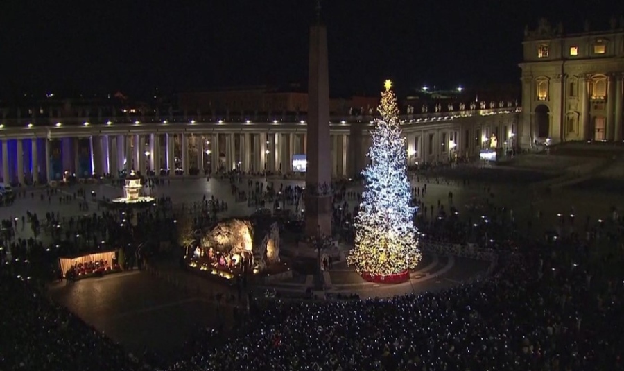 Грейнаха светлините на коледната елха във Ватикана (СНИМКИ)
