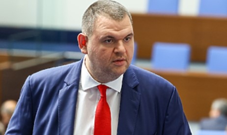 С интерес наблюдавам нервното поведение на президента Радев който за