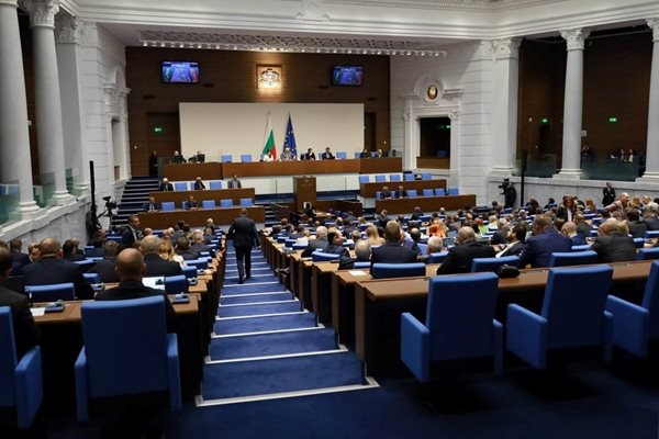 Парламентът ще заседава извънредно в понеделник и вторник В понеделник