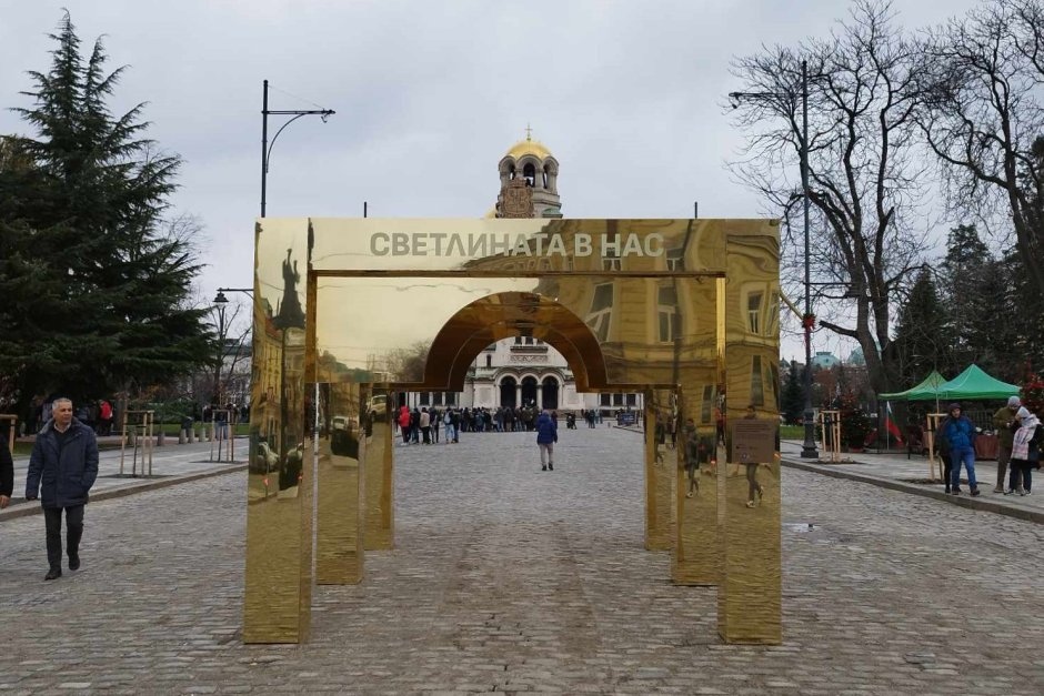 Червеното килимче под арката пред храма Св Александър Невски се