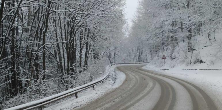 През нощта и утре преди обяд над страната ще има