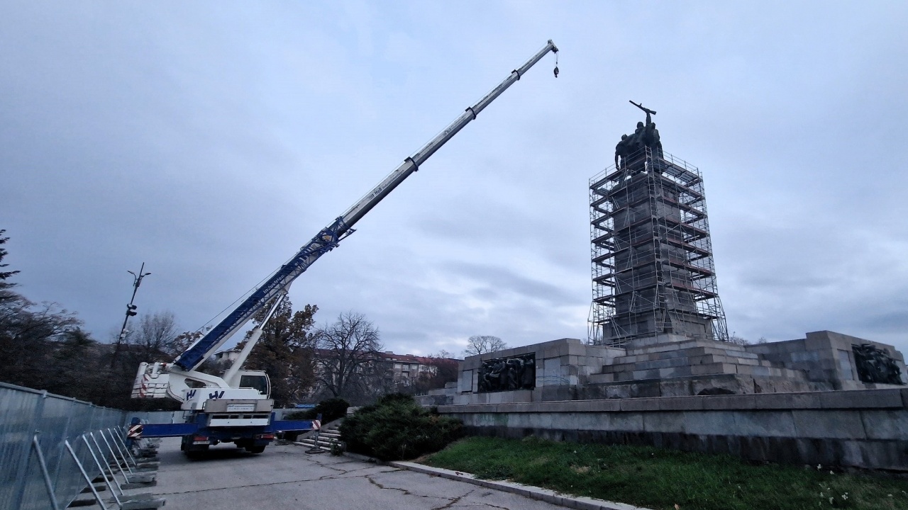 Започна демонтажът на паметника на Съветската армия, съобщи във фейсбук