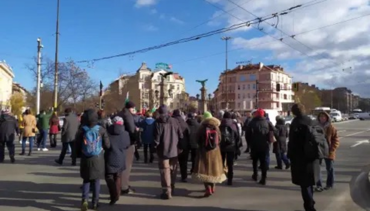 Протестиращи срещу демонтирането на Паметника на съветската армия блокираха за