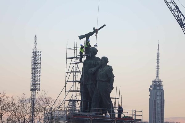 Мирна демонстрацията в подкрепа премахването на Паметника на Съветската армия