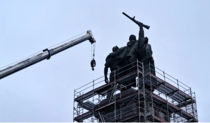 Започна демонтажът на Паметника на съветската армия който дълги години