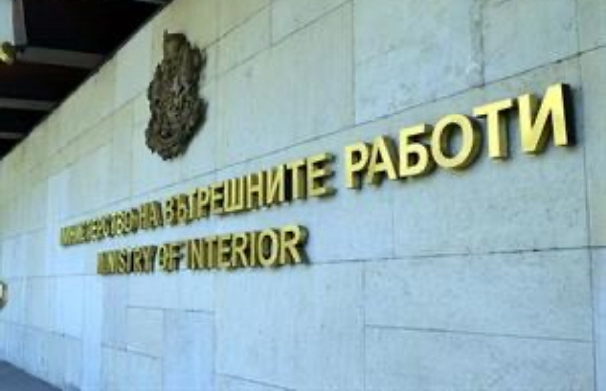 Шофьор на бус удари три жени и две деца в