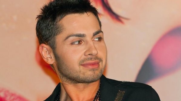 Изпълнителят от лекия жанр Живко Добрев несъмнено е по популярен със