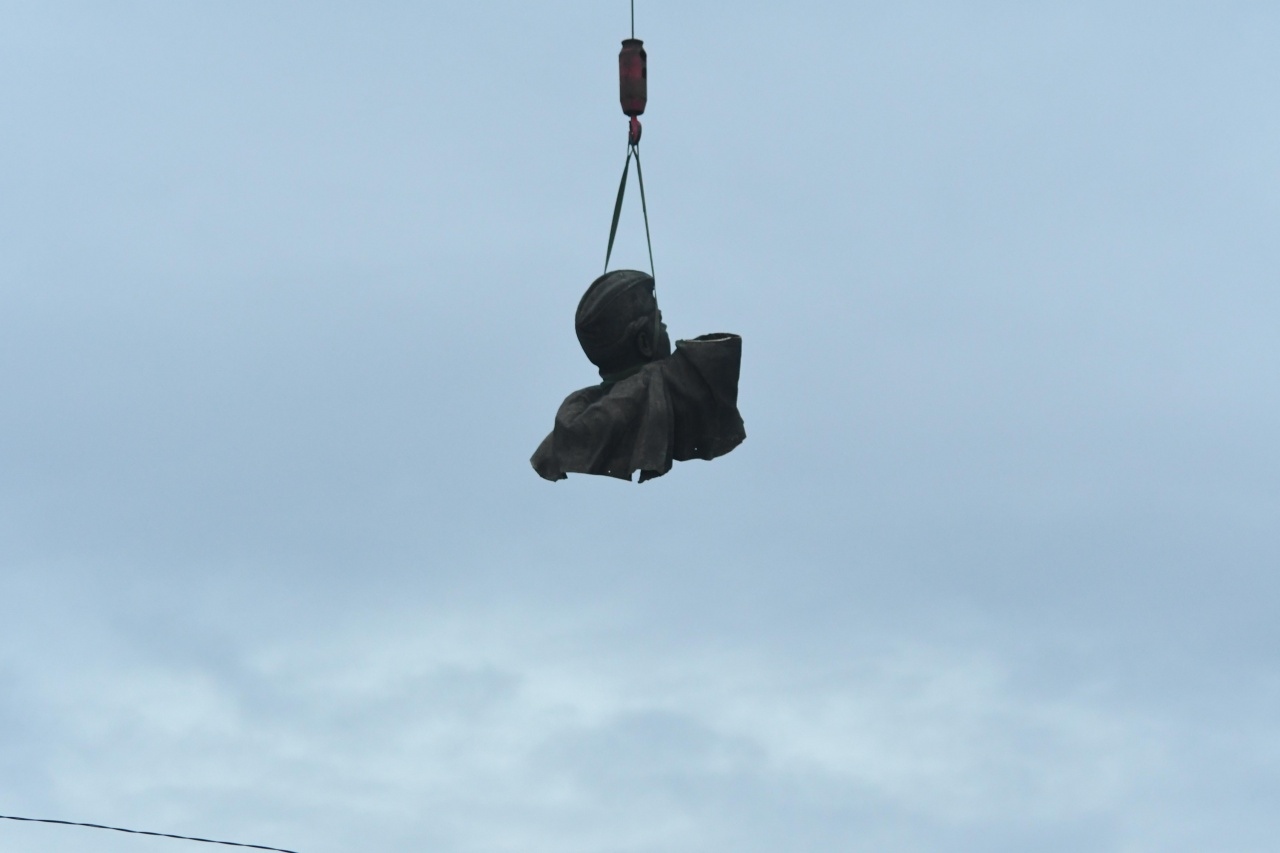 Демонтираха главата на руския войник от Паметника на Съветската армия