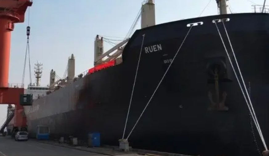 Корабът Руен с 8 българи на борда е нападнат край Йемен (СНИМКИ)