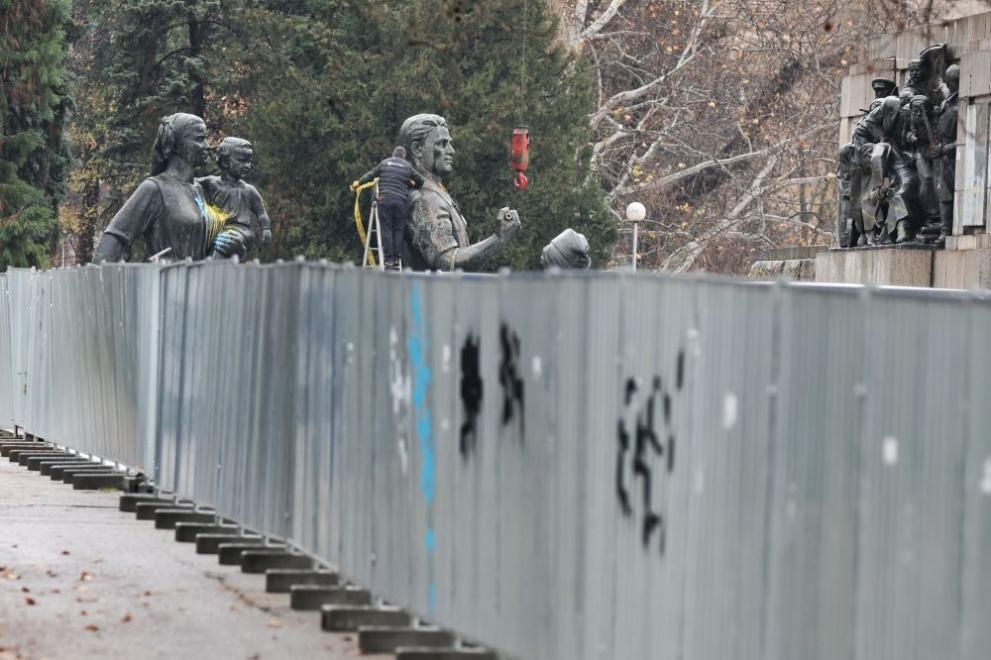 Четвърти пореден ден продължава демонтажът на централните фигури от Паметника