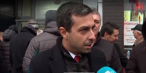 Общински съветници и привърженици на Възраждане се опитаха да влязат