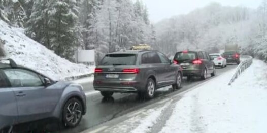 Затвориха прохода Предел за товарни автомобили над 12 тона заради