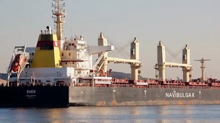 Все още няма връзка с екипажа на отвлечения кораб Руен