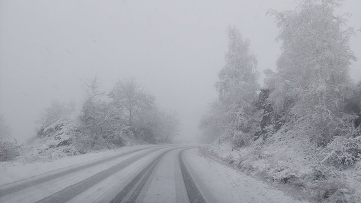 На прохода Шипка и на Прохода на Републиката вали сняг