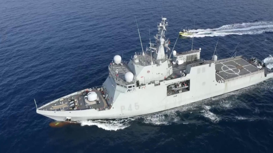 Кораб на испанските военноморски сили се движи с пълна скорост