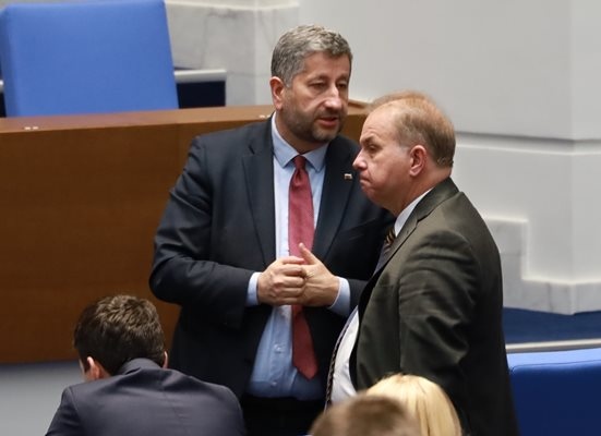 Значително пренаписан проект за промени в конституцията внесоха преди второто