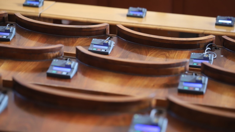 Главният прокурор се назначава и освобождава от президента на републиката