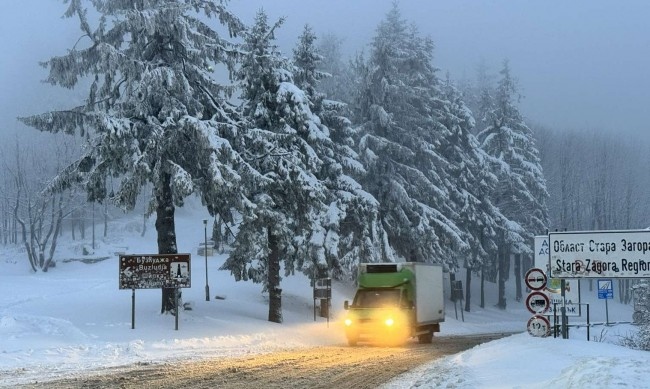 30см е на снежната покривка на прохода Шипка Снегът не