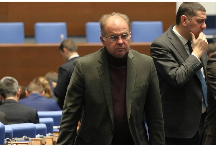 Комисията по конституционни въпроси ще продължи своето заседание днес от