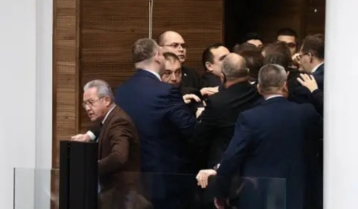 В парламента се стигна до бой между партии подкрепящи управлението