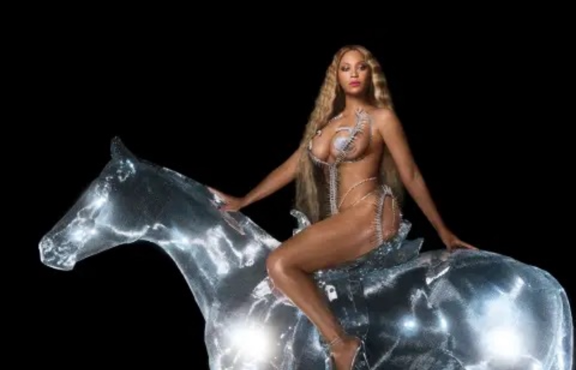 Десетата годишнина от издаването на легендарния албум Beyonce беше отбелязана