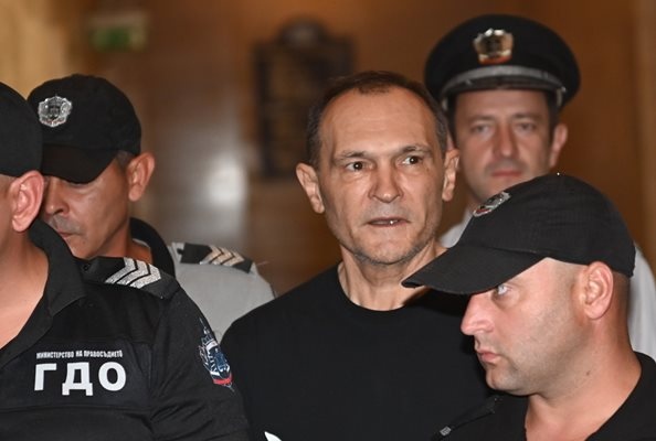 С пост във фейсбук бизнесменът Васил Божков обяви че няма