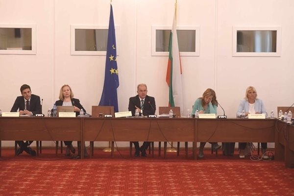 Без никакъв дебат и още промени законопроектът за изменение на