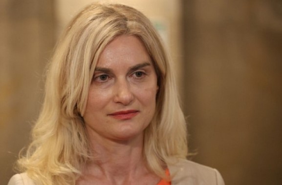 Министърът на туризма Зарица Динкова е напуснала ръководните органи на