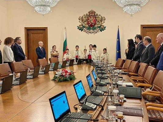 Премиерът Николай Денков направи връзка между отчетения от социолозитенебивал от години