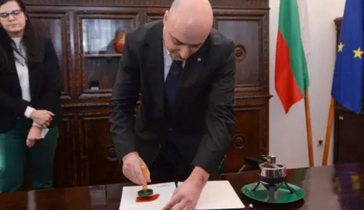 Министърът на правосъдието Атанас Славов положи държавния печат под измененията