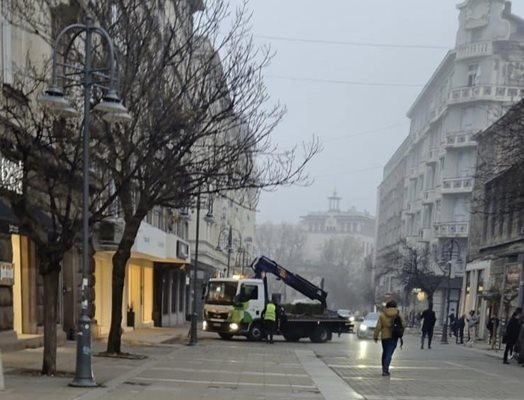 Преди минути приключи разчистването на тротоарите от неправилно паркирани автомобили