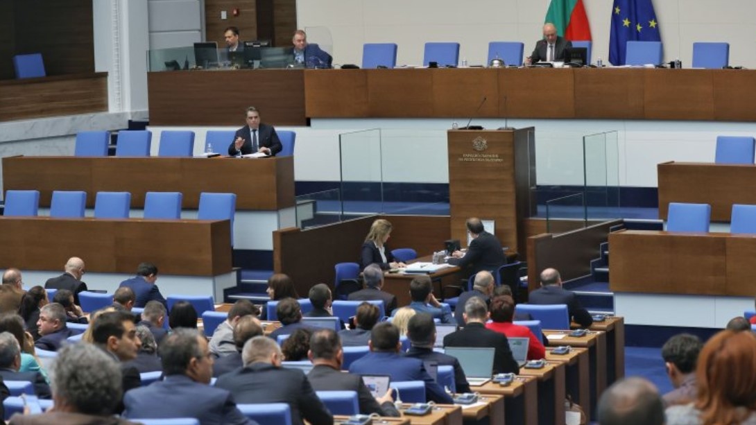 Парламентът гласува окончателно на второ четене Бюджет 2024.
Финансовият министър Асен