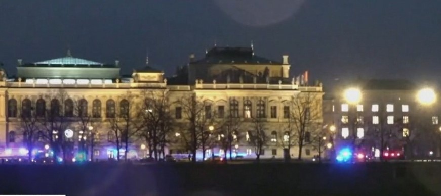 Стрелба с над 15 убити в центъра на Прага Нападателят