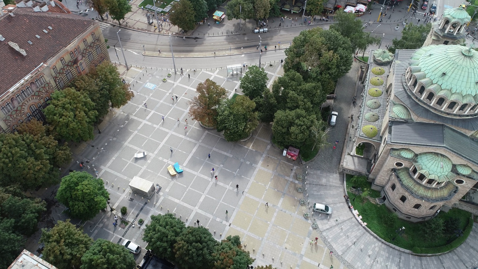 От днес площадът Света Неделя се връща на хората и