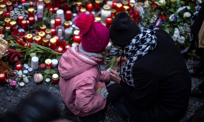 Чехия обяви национален траур след като въоръжен студент отне живота