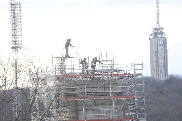 Бронзовите фигури са от Паметника на Съветската армия били натоварени на