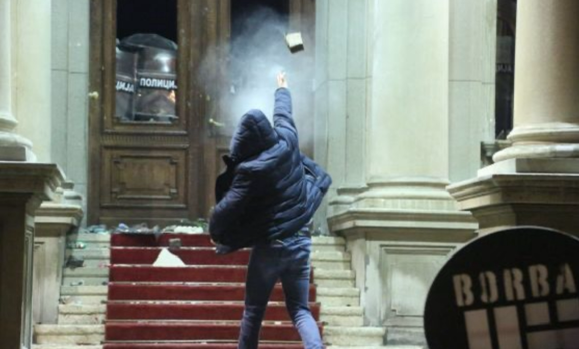 Хиляди сърби протестираха снощи в центъра на столицата Белград с искане