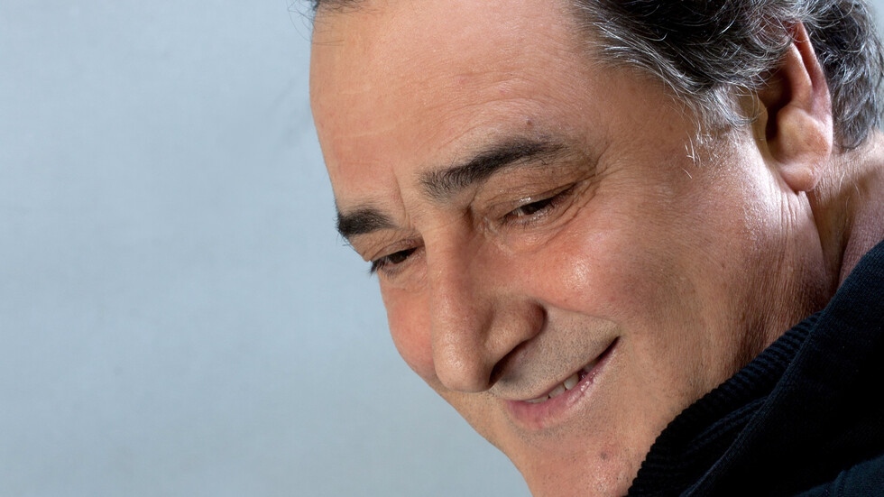 На 26 декември Гърция изпраща известния гръцки певец Василис Карас