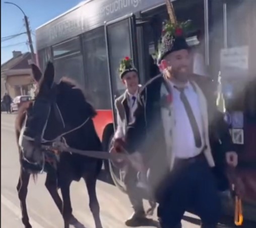 Типично в негов стил Динко Вълев от Ямбол посрещна Коледа