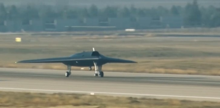 Турция показа в полет новия си безпилотен изтребител Президентът Ердоган