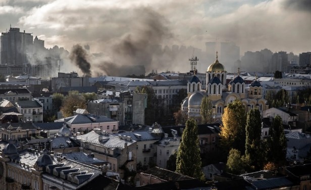 Експлозии се чуват тази сутрин в Киев, съобщи кметът на